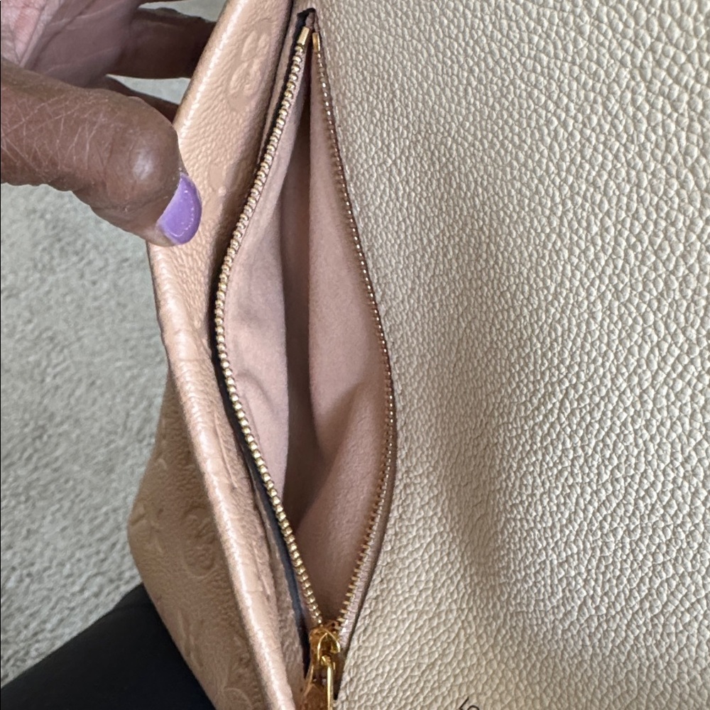 Elegant Pink&Cream Designer Handbag
Very limited use and very clean
Tourterelle - Picture 4 of 13
